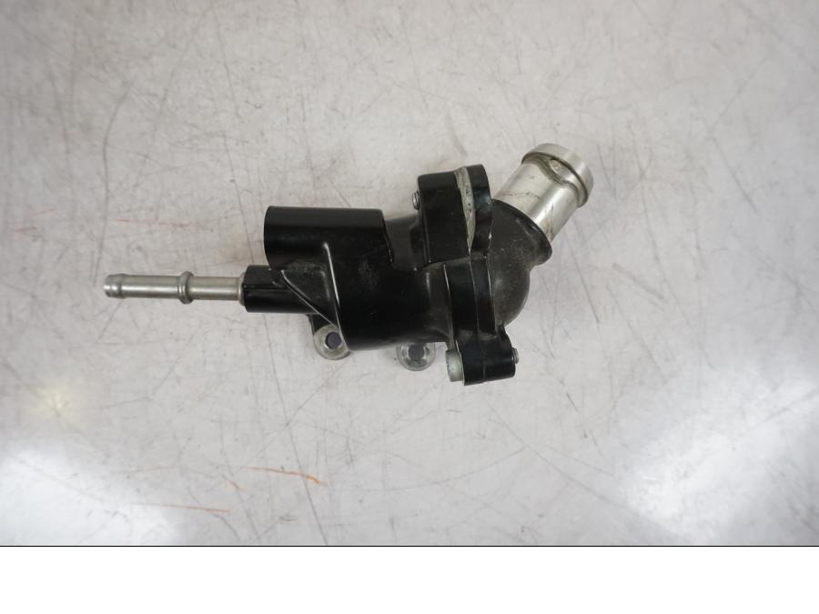 Höger sida på Vattentermostathus från en BMW F 750 GS -2020 motorcykel.