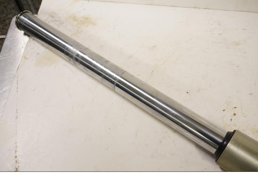 Höger sida på Gaffelben från en Suzuki LS 650 -1993 motorcykel.