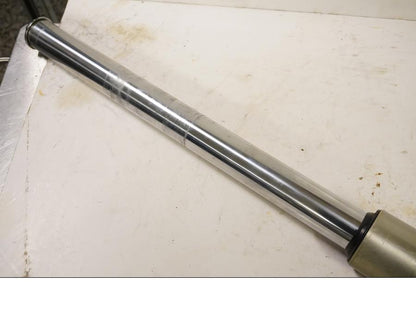 Höger sida på Gaffelben från en Suzuki LS 650 -1993 motorcykel.