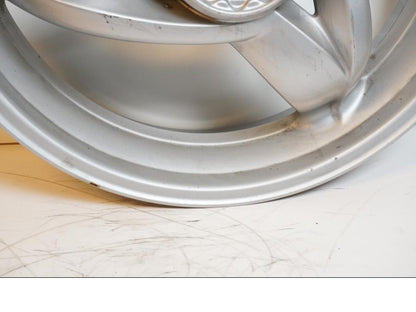 Höger sida på Fälg från en BMW F 650 CS -2002 motorcykel.