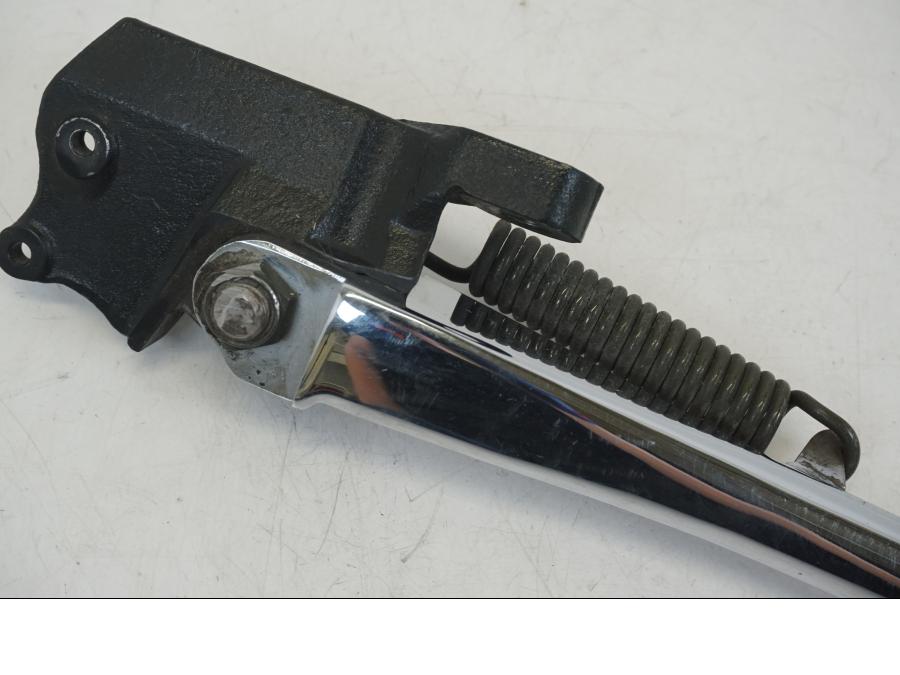 Snett uppifrån på Sidostöd från en Yamaha XV 1700 -2004 motorcykel.