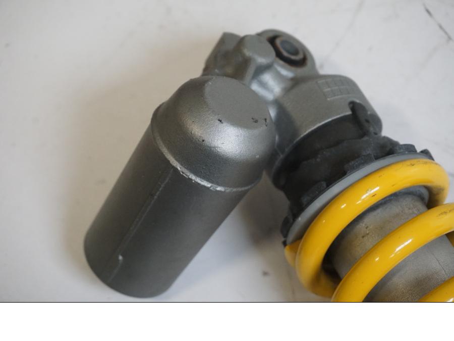 Snett uppifrån på Stötdämpare från en Yamaha YZF R6 -2000 motorcykel.