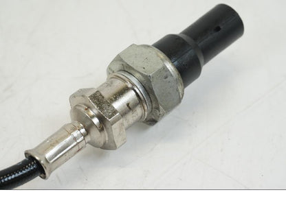 Snett nerifrån på Oljetryckgivare från en Ducati Streetfighter V4 -2020 motorcykel.