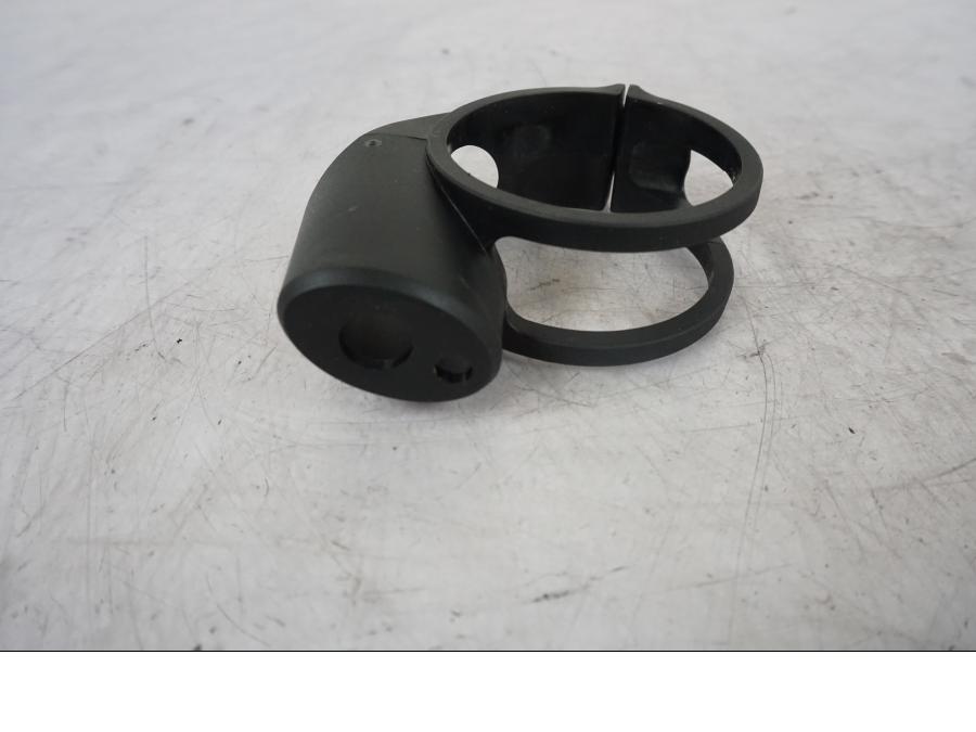 Framsidan på Blinkersfäste från en KTM 1290 Super Duke R -2023 motorcykel.