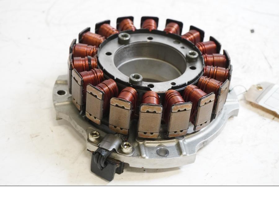 Framsidan på Generator från en Kawasaki VN 1500 Classic Tourer -2001 motorcykel.