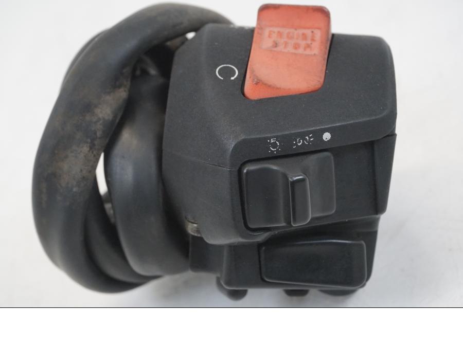 Baksidan på Styrelreglage från en Honda CB 750 -2002 motorcykel.