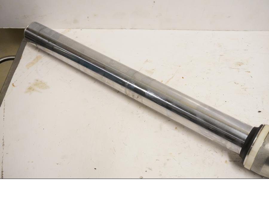 Höger sida på Gaffelben från en Triumph Rocket III -2011 motorcykel.