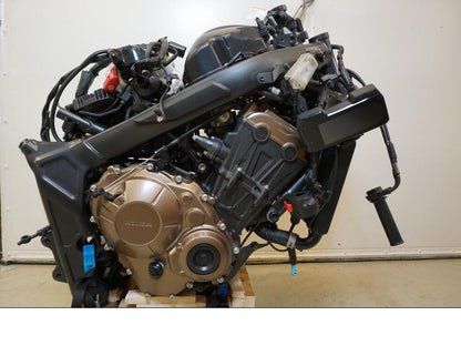 Framsidan på Motorpaket från en Honda CBR 650 R -2019 motorcykel.