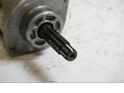 Baksidan på Startmotor från en Suzuki TL 1000 S -1998 motorcykel.