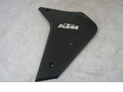 Baksidan på Sidkåpa från en KTM 1290 Super Adventure S -2022 motorcykel.