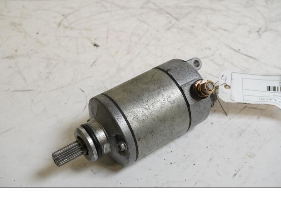 Framsidan på Startmotor från en Suzuki GSX-R 600 -2004 motorcykel.