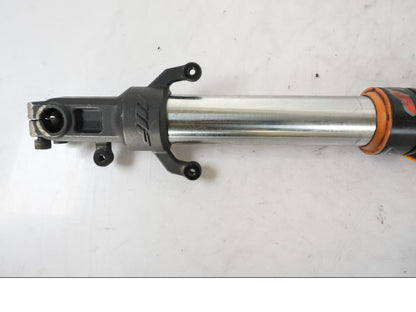 Höger sida på Gaffelben från en KTM 125 Duke -2017 motorcykel.