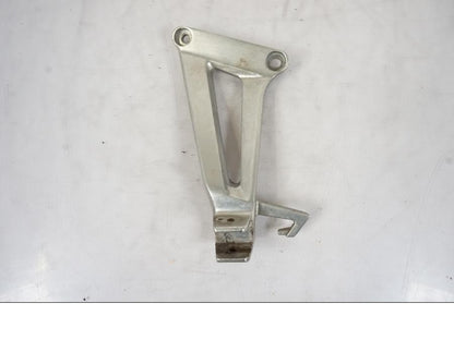 Framsidan på Fotpinnefäste från en Honda CBR 125 R -2006 motorcykel.