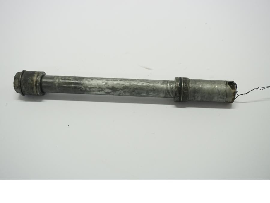 Framsidan på Axel från en Honda VTR 1000 F -2005 motorcykel.