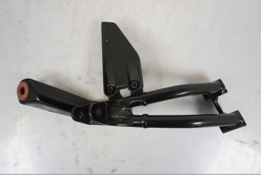 Baksidan på Fotpinnefäste från en KTM 125 Duke -2017 motorcykel.