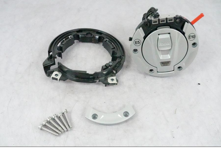 Framsidan på Tanklock från en BMW R 1250 GSA -2021 motorcykel.