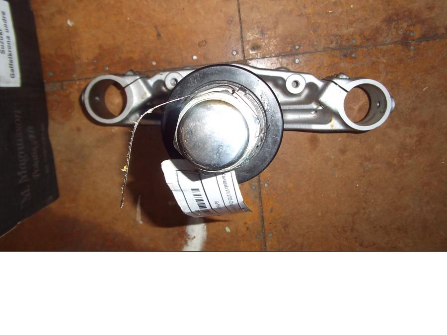 Framsidan på Gaffelkrona från en Kawasaki VN 1700 Classic Tourer -2009 motorcykel.