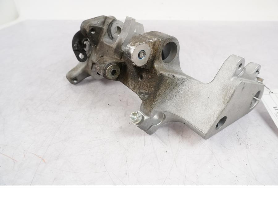 Framsidan på Ramdel från en Honda VFR 800 -2005 motorcykel.