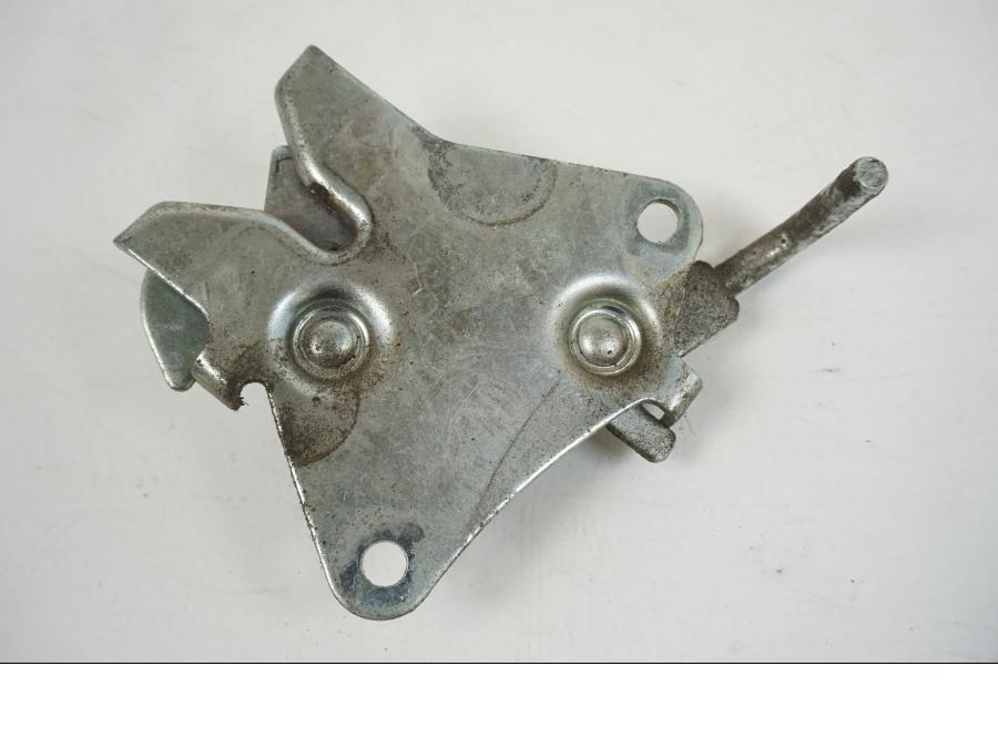 Snett uppifrån på Sadellåsmekanism från en Honda CBR 125 R -2006 motorcykel.