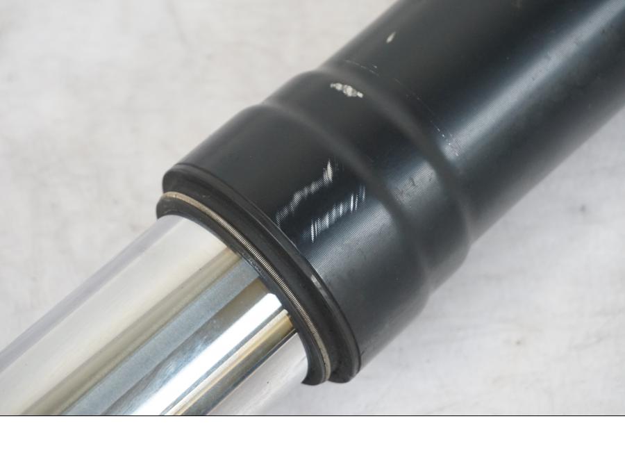 Vänster sida på Gaffelben från en KTM 690 SM R -2009 motorcykel.