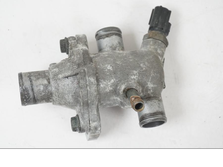 Höger sida på Vattentermostathus från en Suzuki SV 650 S -2005 motorcykel.