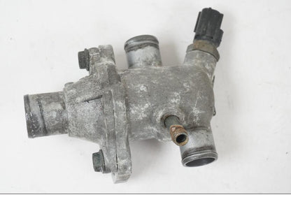 Höger sida på Vattentermostathus från en Suzuki SV 650 S -2005 motorcykel.