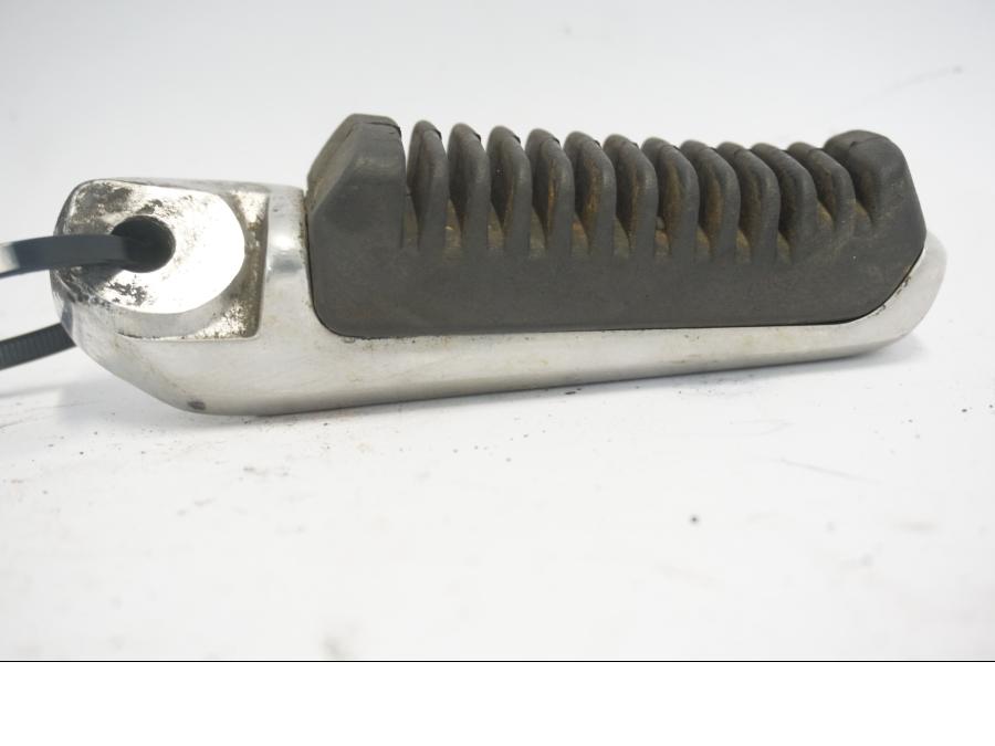 Baksidan på Fotpinne från en Suzuki DL 1000 -2003 motorcykel.