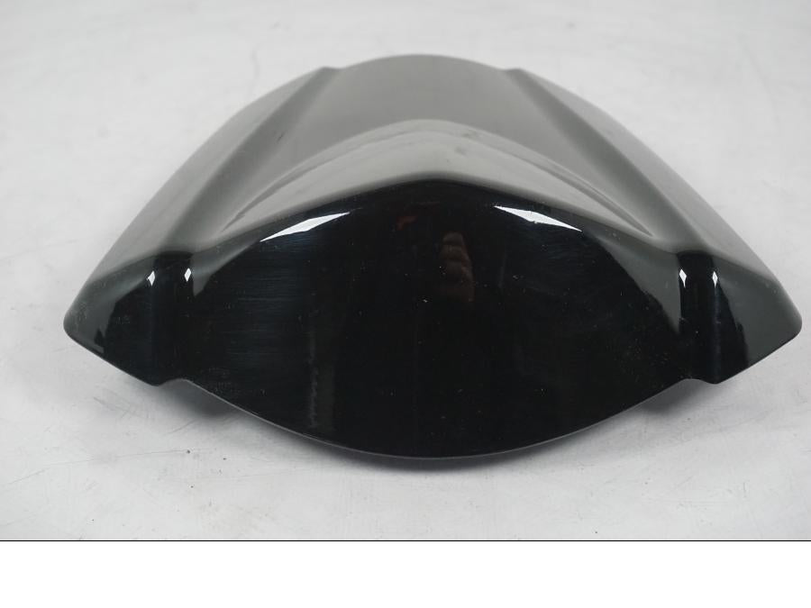 Baksidan på <p>Kuts från Suzuki GSX-R 1000 2008.</p>

<p>Omlackerad. Små lättare lackskador finns.</p>

<p>Saknar gummidämpning och hjälmhållaren.</p> motorcykel.