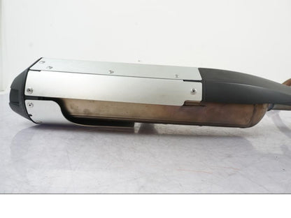 Snett nerifrån på Avgassystem från en Yamaha YZF-R 125 -2017 motorcykel.