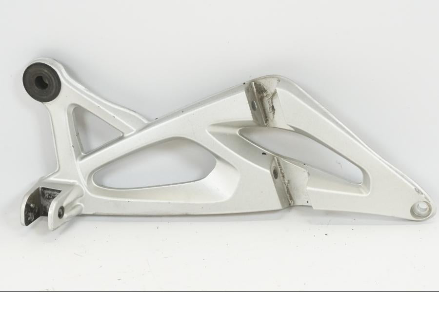 Baksidan på Fotpinnefäste från en BMW K 1200 S -2006 motorcykel.