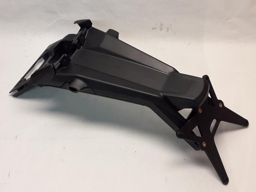 Framsidan på Skylthållare från en Ducati Monster 796 -2013 motorcykel.