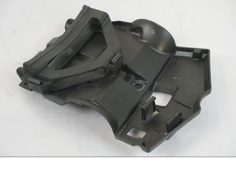 Framsidan på Batterihållare från en KTM 1290 Super Duke R -2018 motorcykel.