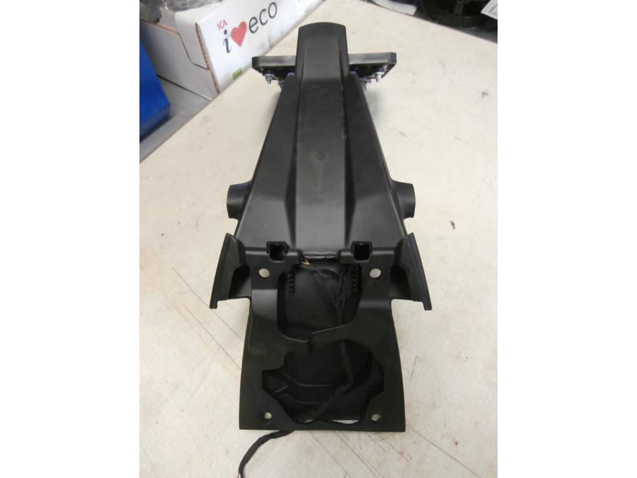 Höger sida på Skylthållare från en Ducati Monster 696 -2013 motorcykel.