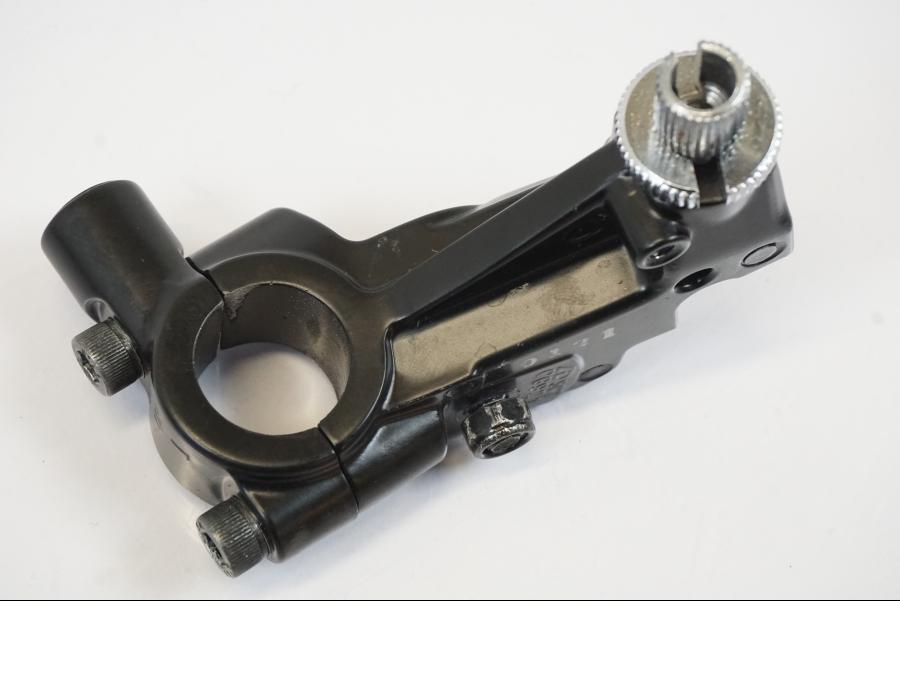 Baksidan på Kopplingsklo från en Triumph Trident -2021 motorcykel.