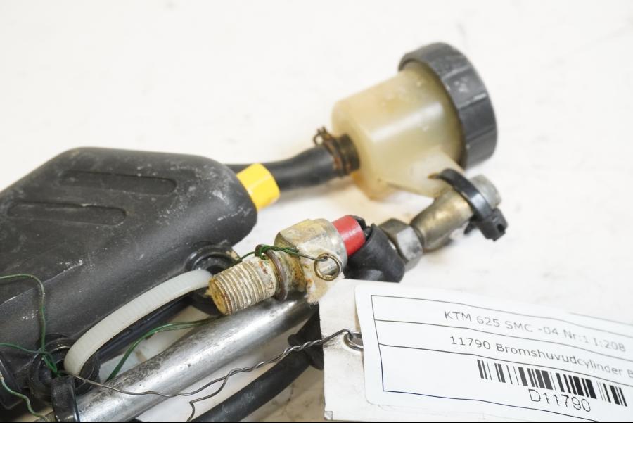 Baksidan på Bromshuvudcylinder från en KTM 625 SMC -2004 motorcykel.