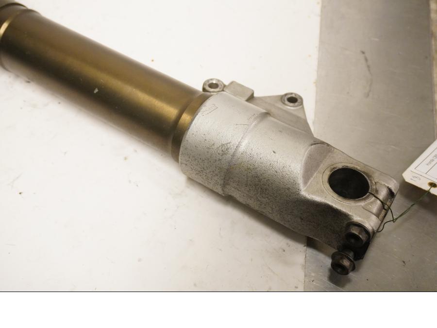 Baksidan på Gaffelben från en Honda CBR 900 RR -1993 motorcykel.