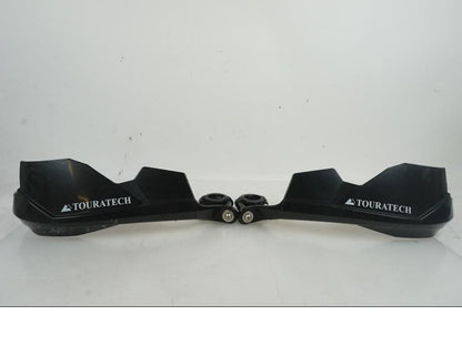 Framsidan på Handskydd från en BMW R 1250 GS -2022 motorcykel.