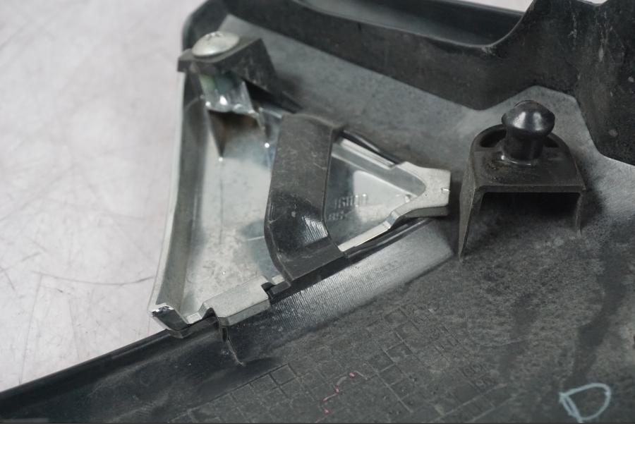 Snett nerifrån på Sidopanel från en Suzuki GSF 1250 -2010 motorcykel.