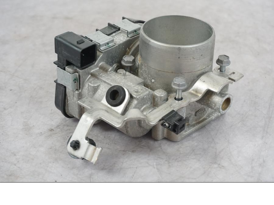 Framsidan på Spjällhus från en BMW K 1600 GTL -2015 motorcykel.