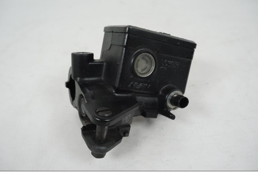 Framsidan på Bromshuvudcylinder från en Kawasaki Z 750 -2006 motorcykel.