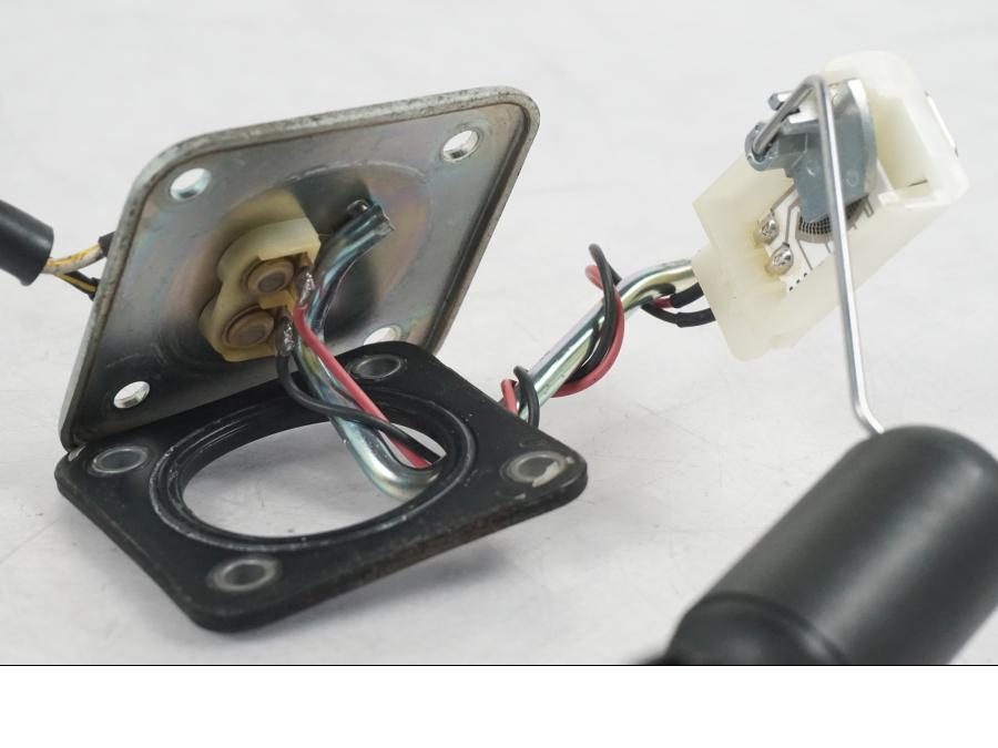 Snett uppifrån på Bensinnivågivare från en Kawasaki ER-6N ABS -2010 motorcykel.