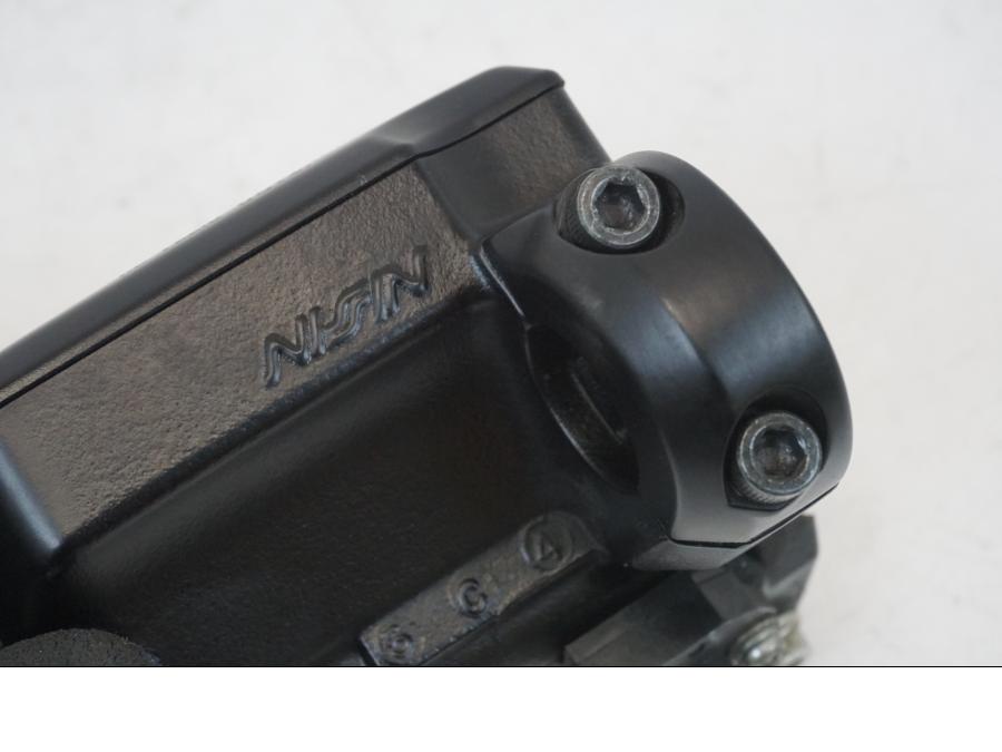 Snett nerifrån på Bromshuvudcylinder från en Kawasaki ER-6F -2016 motorcykel.