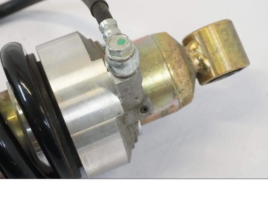 Snett uppifrån på Stötdämpare från en Honda NT 700 -2008 motorcykel.