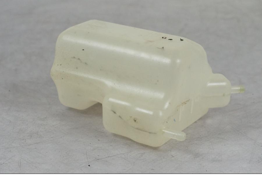 Baksidan på Vattenexpansionskärl från en Kawasaki Z 900 -2019 motorcykel.