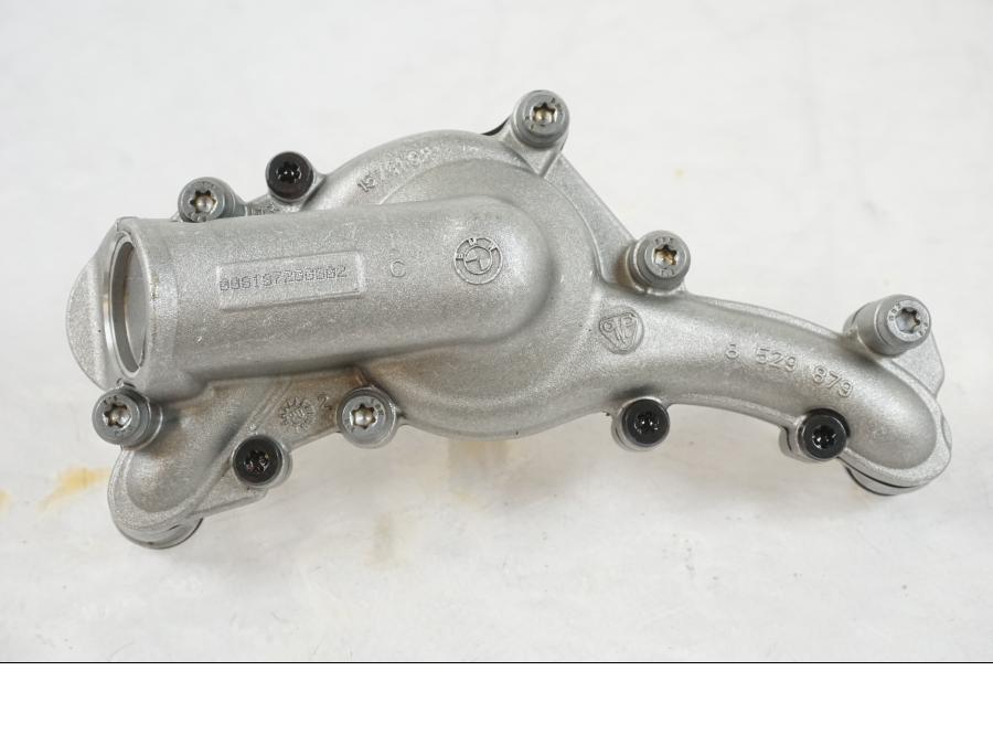 Framsidan på Vattenpump från en BMW R 1250 GS -2021 motorcykel.