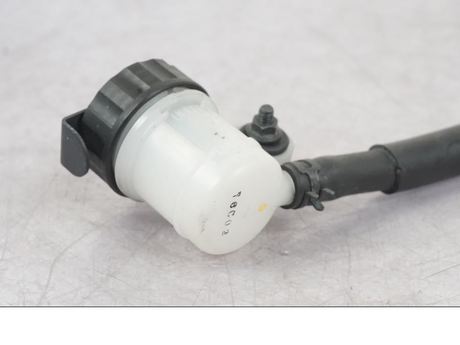 Höger sida på Bromsvätskebehållare från en Yamaha MT-09 -2016 motorcykel.