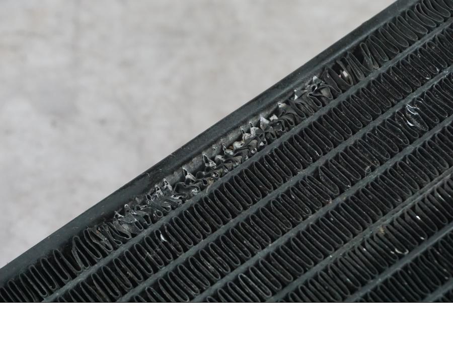 Vänster sida på Vattenkyl från en Buell 1125 R -2008 motorcykel.