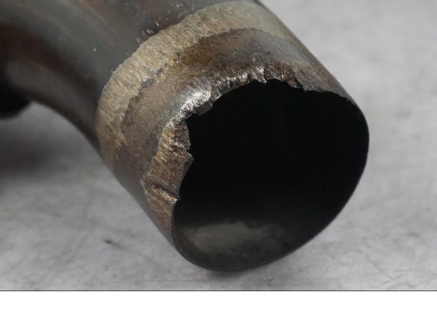 Snett nerifrån på Mellanrör från en Buell 1125 R -2008 motorcykel.