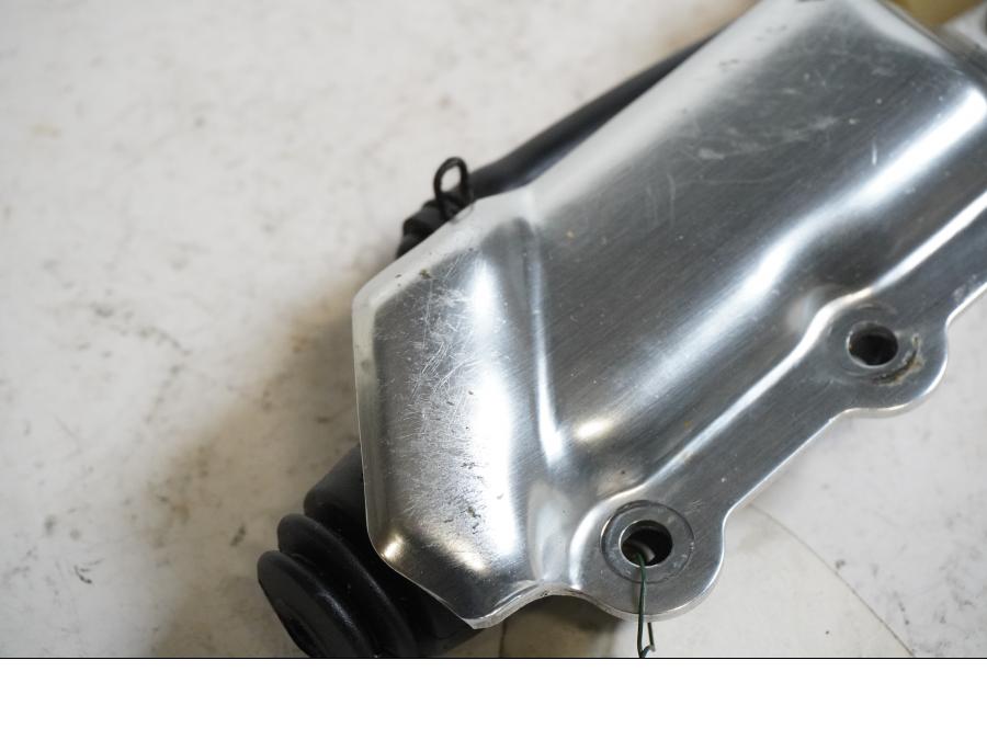 Baksidan på Bromshuvudcylinder från en Aprilia ETV 1000 -2002 motorcykel.