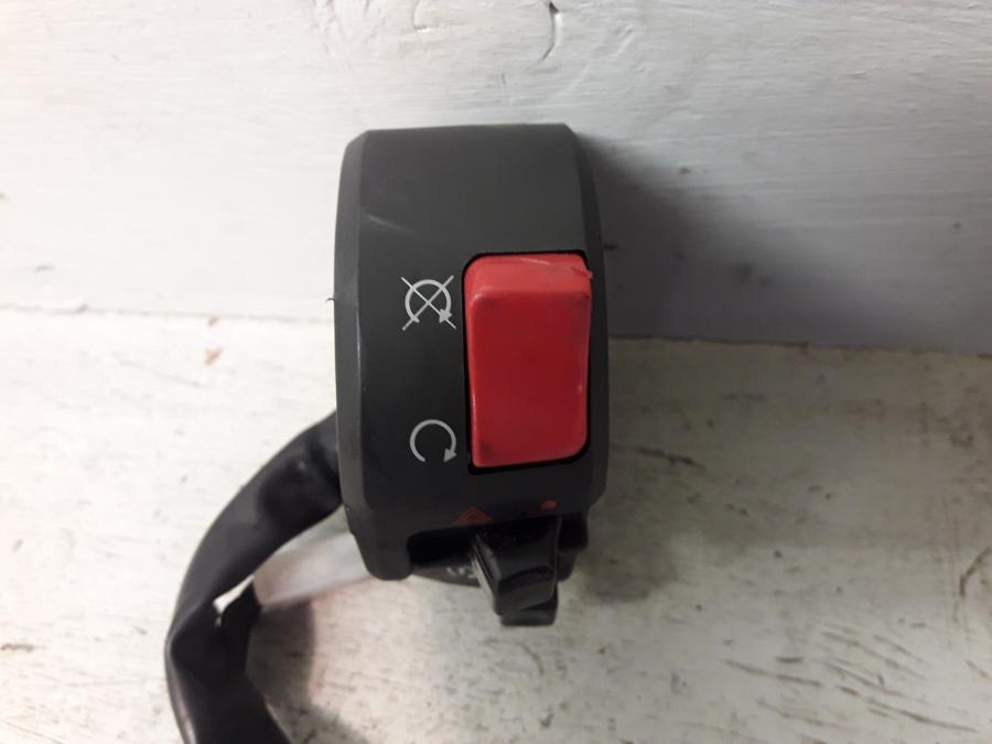 Framsidan på Styrelreglage från en Kawasaki GTR 1400 -2012 motorcykel.